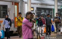 Pengabdian Pekerja Stasiun Cirebon: Lebaran Bukan Halangan untuk Mengais Rezeki