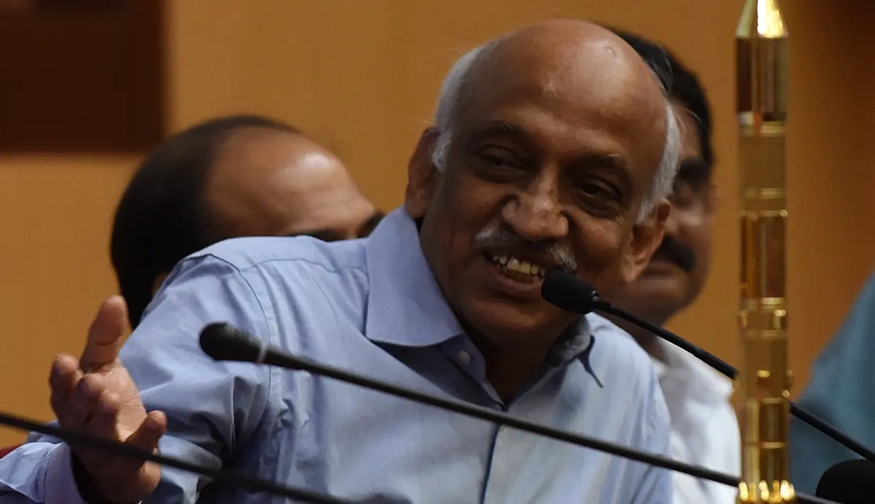 Ketua India Space Research Organisation (ISRO), Kiran Kumar menggelar konferensi pers usai peluncuran ISRO Polar Satellite Launch Vehicle (PSLV-C37) di Sriharikota, India (15/2). Keberhasilan ini membuat India menciptakan rekor dunia. (AFP PHOTO) 