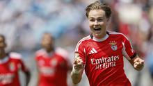 Pemain Benfica, Andreas Schjelderup melakukan selebrasi setelah mencetak gol ke gawang Bayern Munchen dalam laga lanjutan Grup C Piala Dunia Antarklub 2025 melawan Bayern Munchen di Bank of America Stadium, Charlotte, Amerika Serikat, Rabu (25/06/2025) WIB. (AP Photo/Nell Redmond)