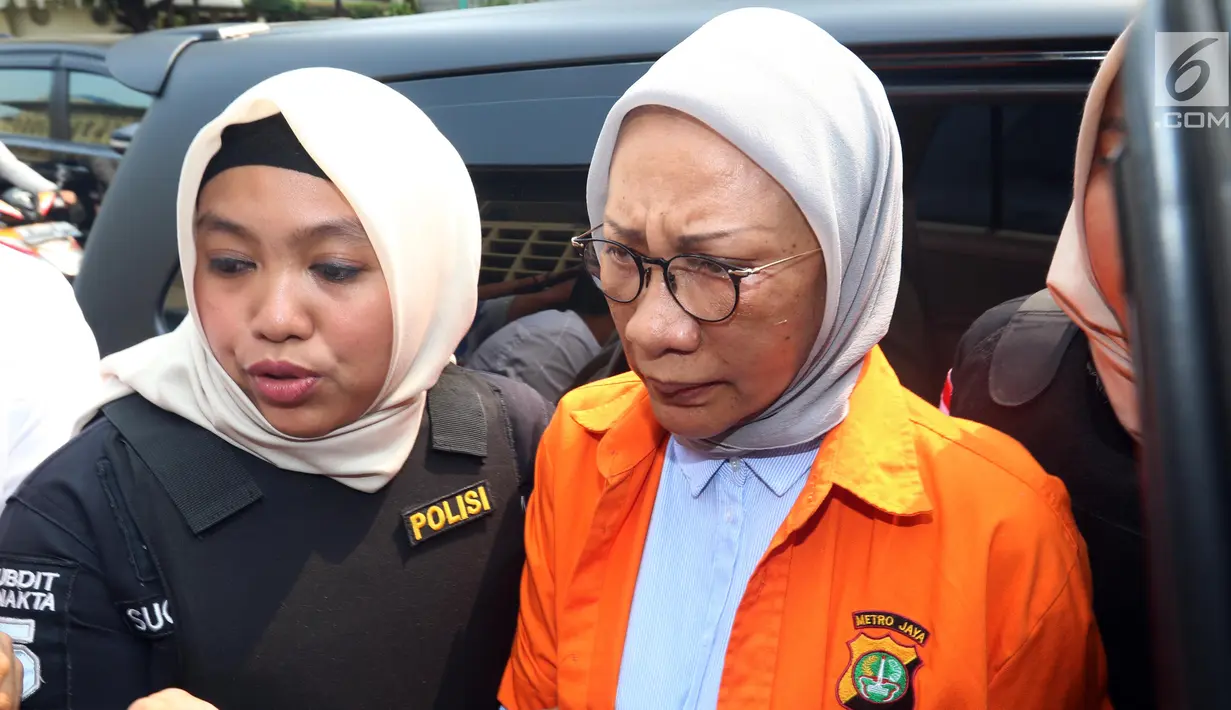Tersangka Ratna Sarumpaet keluar dari mobil untuk memeriksa kesehatannya di Bidang Kedokteran dan Kesehatan (Biddokkes) Polda Metro Jaya, Jakarta, Rabu (10/10). Ratna Sarumpaet ditahan terkait kasus hoaks penganiayaan. (Liputan6.com/Johan Tallo)