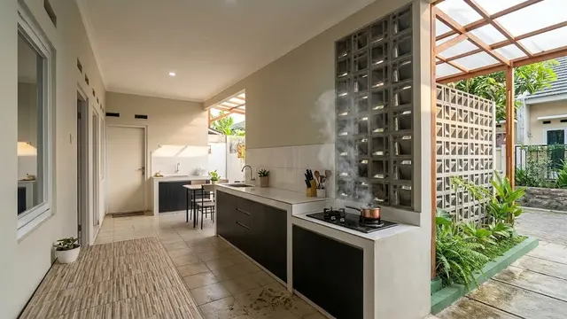 Dapur Terbuka Memanjang dengan Roster di Ujung Ruangan