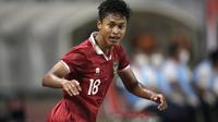 Alfriyanto Nico mencetak gol ketiga Timnas Indonesia U-20 saat melawan Vietnam. Indonesia menang 3-2 dan lolos ke Piala Asia U-20 2023 sebagai juara grup. (Bola.com/Ikhwan Yanuar)