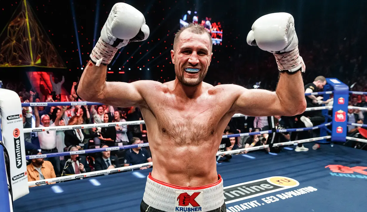Petinju Rusia Sergey Kovalev merayakan kemenangannya atas petinju Inggris Anthony Yarde dalam pertarungan gelar juara kelas berat ringan WBO di Chelyabinsk, Rusia, Sabtu (24/8/2019). Kovalev merobohkan Yarde lewat KO di ronde 11. (AP Photo/Anton Basanayev)