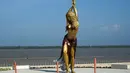 Patung tersebut menggambarkan Shakira dengan atasan bikini, bagian tengah telanjang, dan rok panjang tergerai, tangannya menutupi kepala dan satu pinggul menonjol keluar dalam salah satu gerakan tarian khasnya. (STR / AFP)