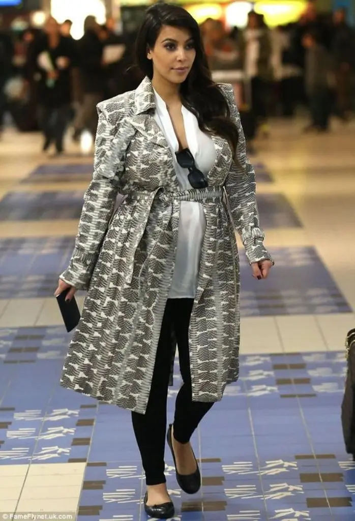 Busana Ibu Hamil ala Kim Kardashian ini bisa ditiru. (Sumber foto: Daily Mail)