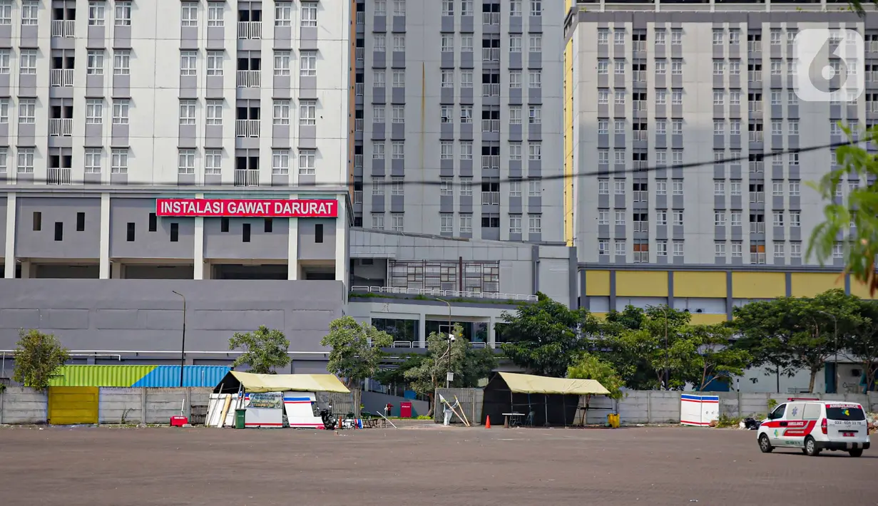 Suasana di RSDC Wisma Atlet Kemayoran, Jakarta, Jumat (17/15/2021). Rumah Sakit Darurat Covid-19 (RSDC) Wisma Atlet Kemayoran memberlakukan lockdown menyusul temuan adanya petugas kebersihan di tempat itu yang terpapar varian baru corona B.1.1.529 atau Omicron. (Liputan6.com/Faizal Fanani)