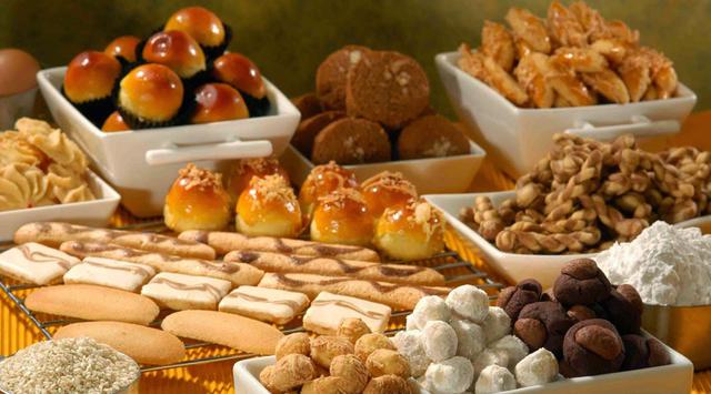 2. Terlalu Banyak Makan Kue Kering dan Camilan Manis