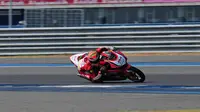 Pebalap Astra Honda Racing Team, Gerry Salim, memperbaiki catatan waktunya pada sesi latihan bebas kedua ARRC Thailand kelas Asia Production 250 di Sirkuit Buriram, Kamis (13/4/2017). (AHRT)