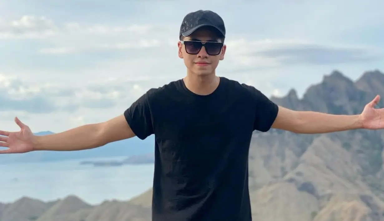 Pria yang dikabarkan tengah menjalin kasih dengan Shannon Wong ini memang cukup sering mengunggah gaya OOTD saat liburan. Ketika berlibur ke Labuan Bajo, ia tampil simpel dengan kaus hitam. Mengenakan topi dan kacamata, Athalla tampak makin menawan. (Liputan6.com/IG/@ari_lasso)