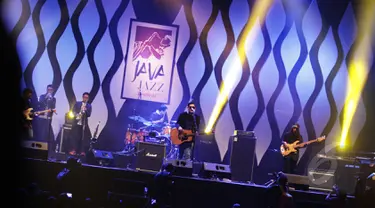 Penyanyi muda, Petra Sihombing  beraksi di hari ketiga Jakarta International Java Jazz Festival 2015 di JIExpo Kemayoran, Jakarta, Minggu (8/3/2015). (Liputan6.com/Faizal Fanani)