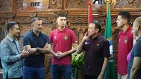 Dua pemain keturunan Ivar Jenner dan Justin Hubner mengunjungi kantor PSSI di GBK Arena, Jakarta, Selasa (24/10/2022). (Dok PSSI)