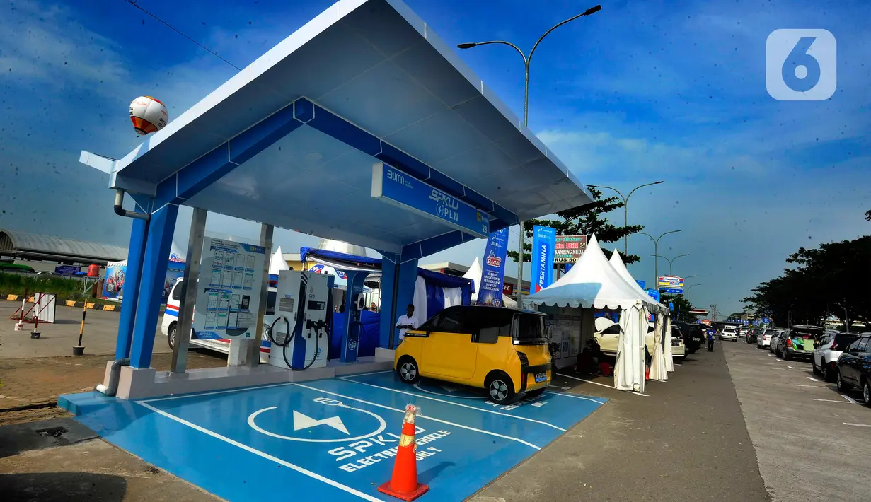 Pemudik mengisi daya mobil listrik di Stasiun Pengisian Kendaraan Listrik Umum (SPKLU) PT PLN (Persero) di Rest Area KM 228 Tol Cikopo-Palimanan (Cipali), Brebes, jawa Tengah, Selasa (18/4/2023). (merdeka.com/Arie Basuki)