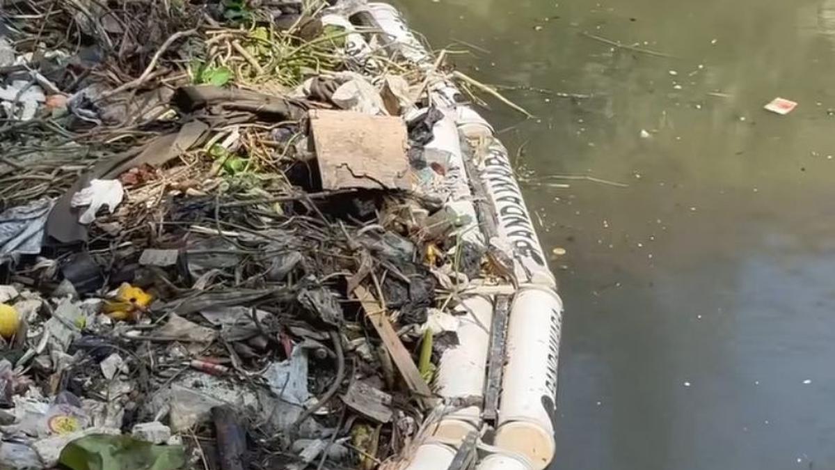 Trash Barrier Pandawara Dirusak Pencuri Besi, Sampah Kembali Cemari Sungai Citarum
