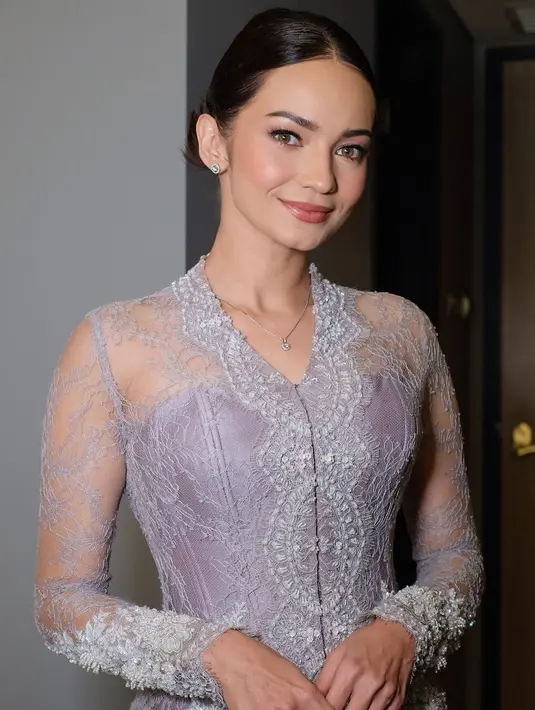 Tatanan rambut hasil karya Picaleva menambah kesempurnaan penampilan Enzy. Rambutnya ditata dalam gaya sanggul modern yang rapi dan elegan. [@enzystoria/@philipekarunia].