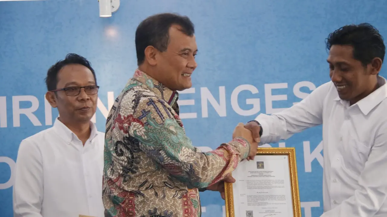 Di Hari Buruh, Gubernur Ahmad Luthfi serahkan akta pendirian Koperasi Buruh. Foto: Liputan6.com/ Felek Wahyu
