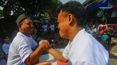 Pedagang pasar saat mengikuti lomba panco antar pedagang dan pengunjung pasar di Pasar Rakyat Ciseeng, Bogor, Sabtu (20/7/2024). (merdeka.com/Arie Basuki)