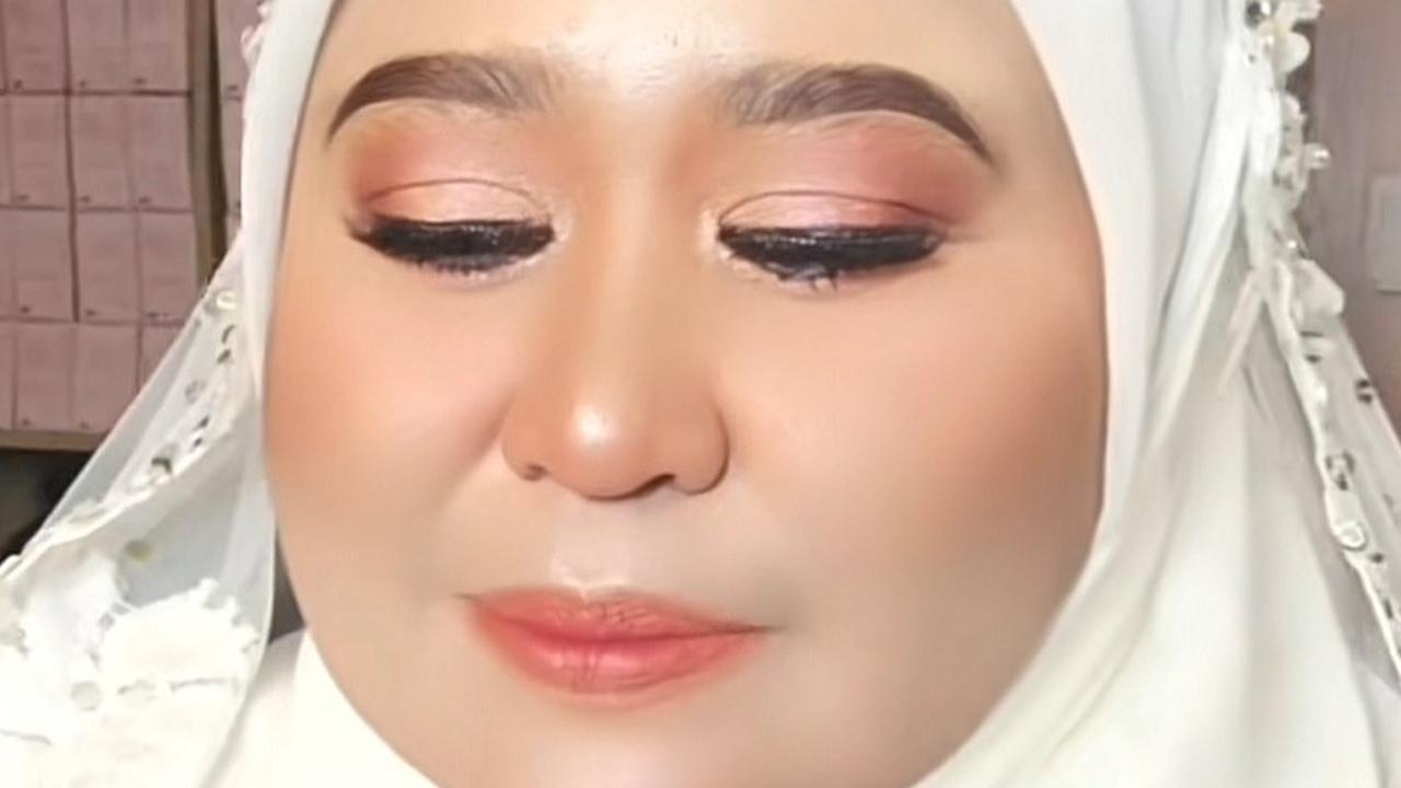 Ini potret setelah dimakeup. Tampak MUA membuat alis dengan bentuk rapi. MUA ini berhasil membuat wajah emak-emak ini terlihat lebih kencang dengan foundation dan concealer.