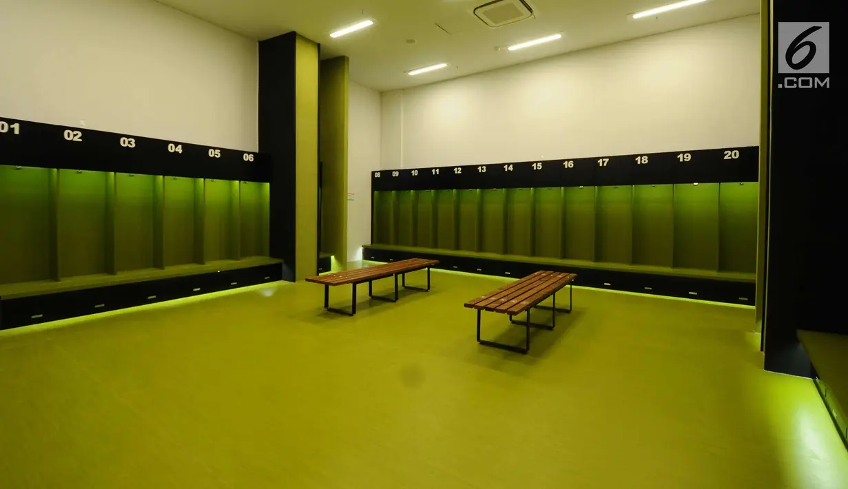 Kondisi ruang ganti pemain di Stadion Gelora Bung Karno pasca renovasi, Jakarta, Jumat (12/1). Rencananya, Stadion GBK akan diresmikan penggunaannya pasca renovasi oleh Presiden Joko Widodo, Minggu (14/1). (Liputan6.com/Helmi Fithriansyah)