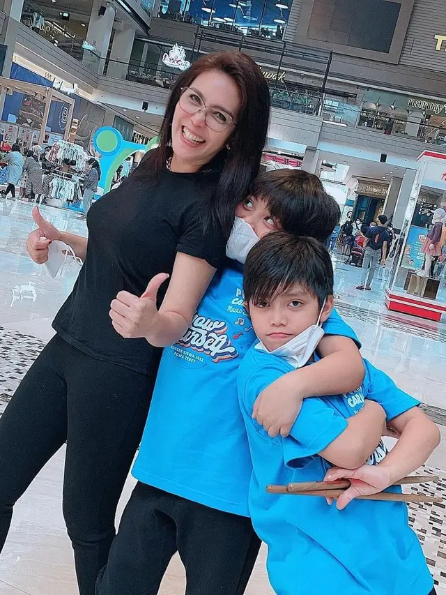 Rieke Diah Pitaloka bersama anak