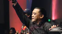 Penampilan penyanyi Didi Kempot saat konser 'The Lord of Loro Ati' di kawasan SCBD, Jakarta, Jumat (6/12/2019). Didi Kempot membawakan sejumlah lagu hits seperti Suket Teki dan Banyu Langit. (Liputan6.com/Herman Zakharia)