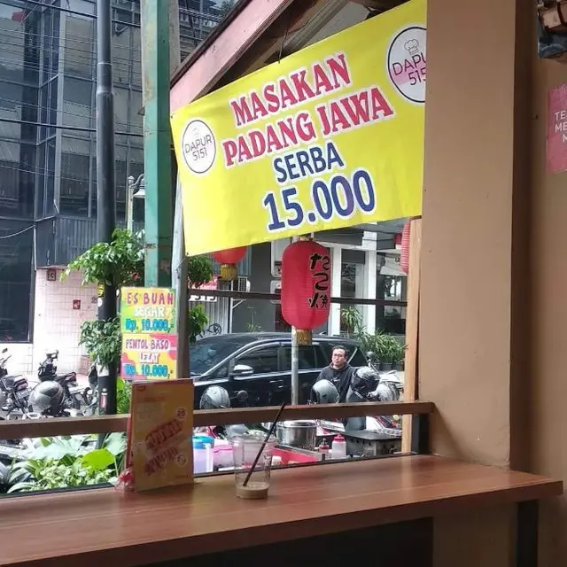 6 Potret Warung Makan Padang – Jawa Ini Bikin Dahi Pembeli Jadi Berkerut