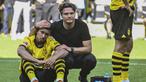 Kenyataan pahit harus diterima skuad Borussia Dortmund setelah berakhirnya laga pekan terakhir Liga Jerman 2022/2023 menghadapi FSV Mainz di Dortmund, Jerman, Sabtu (27/5/2023). Hanya bermain imbang 2-2, gelar juara yang sudah di depan mata pun melayang ke Bayern Munchen. Aura kesedihan dan kekecewaan pun menyelimuti seluruh anggota skuad Borussia Dortmund, seperti yang terekam dalam beberapa foto berikut ini. (AP Photo/Michael Probst)