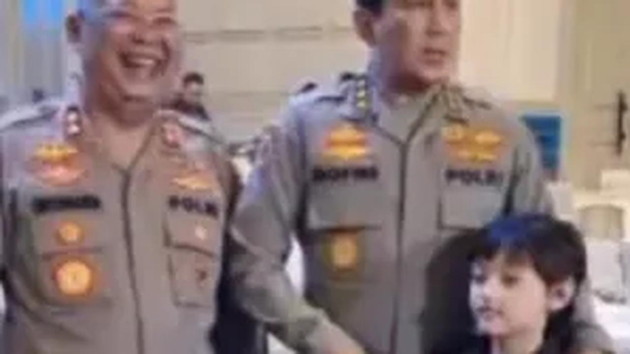 Momen Cicit Kapolri Hoegeng Bertemu Jenderal Polisi Lulusan Terbaik, 'Cocok Jadi Brimob