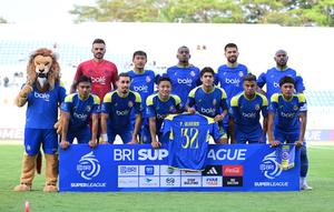 Sebelum pertandingan dimulai, saat sesi foto tim, para pemain Arema membawa sebuah jersey bertuliskan P. Oliveira dengan nomor punggung 32. (Bola.com/Iwan Setiawan)