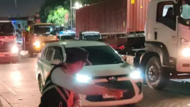 Petugas Suku Dinas Perhubungan Jakarta Utara mengurai kemacetan yang terjadi di Jalan Raya Cilincing, Jakarta Utara pada Senin malam (25/5/2026).