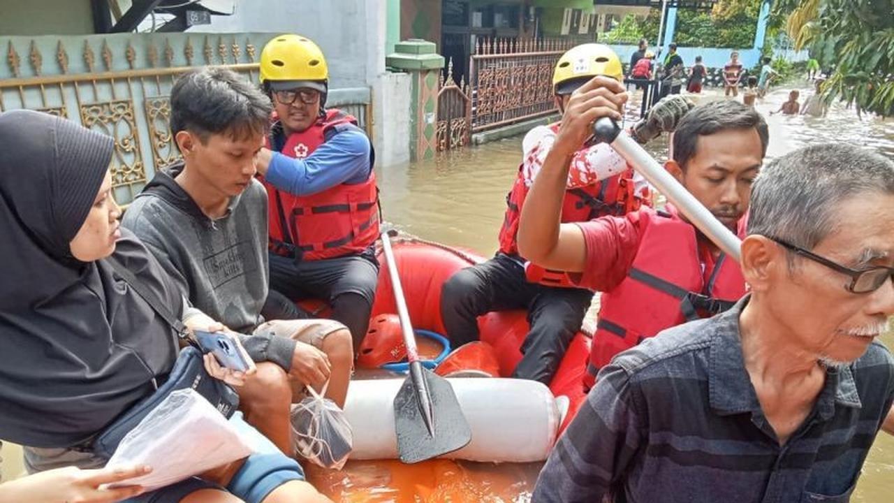 PMI Tangerang Kerahkan 27 Personel Respons Cepat Evakuasi Banjir di Sembilan Kecamatan