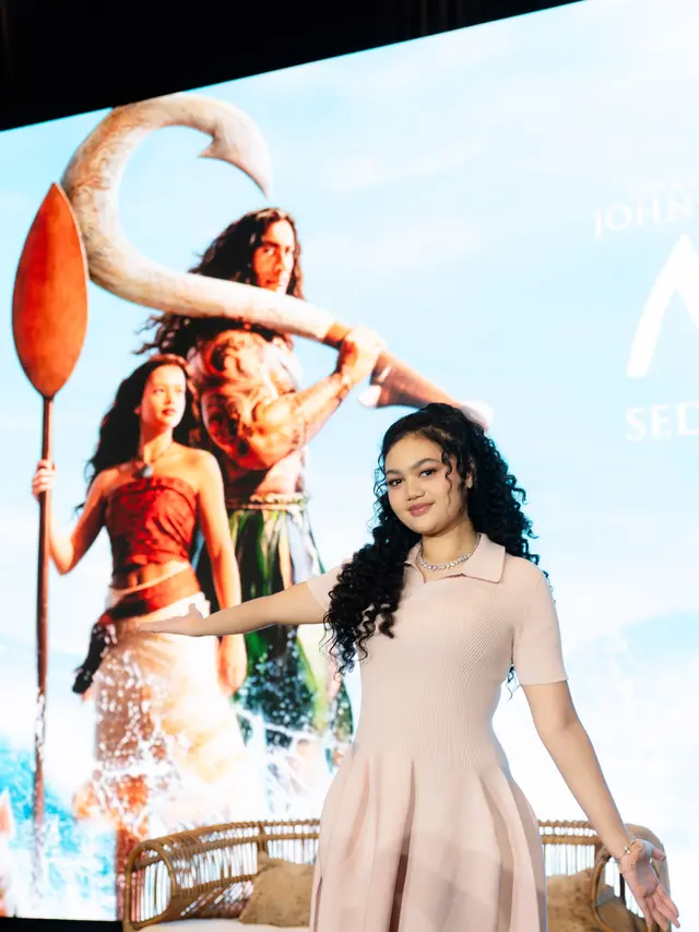 Amora membawakan lagu Sepanjang Jalan, OST Film Moana Live Action. (dok Disney Indonesia)