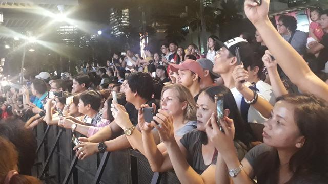 Fans menunggu Stephen Curry