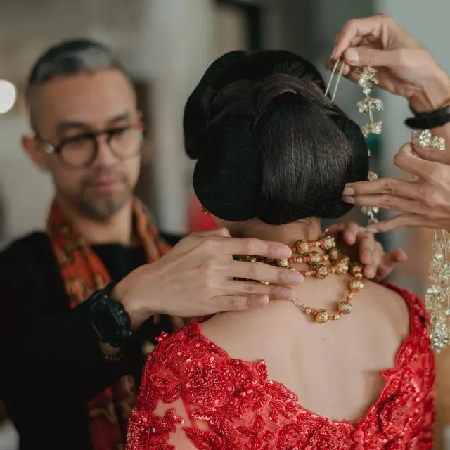 Desainer Didiet Maulana Bagi Ilmu Kebaya Lewat Buku Kisah Kebaya