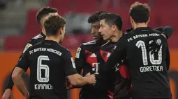Pemain Bayern Munchen merayakan gol yang dicetak Robert Lewandowski ke gawang Augsburg dalam laga lanjutan Liga Jerman di WWK Arena, Kamis (21/1/2021) dini hari WIB. Bayern Munchen menang 1-0 atas Augsburg. (AFP/Andreas Gebert/pool)