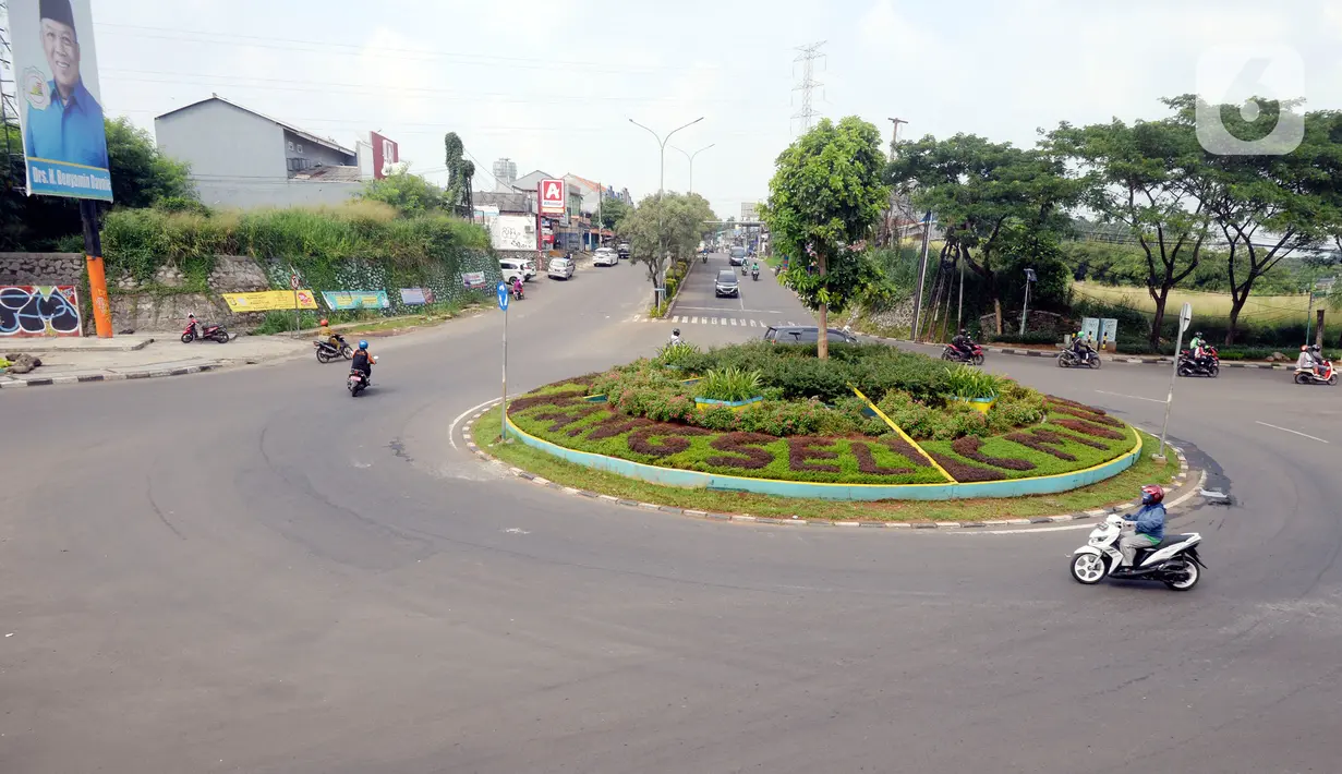 Aktivitas lalulalang kendaraan roda dua dan empat terlihat lengang pada hari ketiga penerapan Pembatasan Sosial Berskala Besar (PSBB) di Bundaran Ciater, Tangerang Selatan, Banten, Senin (20/04/2020). (merdeka.com/Dwi Narwoko)