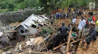 Tim SAR dan relawan mencari korban musibah tanah longsor di Dusun Cimapag, Sirnaresmi, Cisolok, Sukabumi, Jawa Barat, Selasa (1/1). Pencarian korban longsor juga dipersulit dengan tingginya lumpur dan longsor susulan. (Merdeka.com/Arie Basuki)