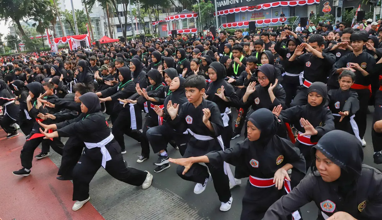 Pesilat dari berbagai perguruan silat se-Jabodetabek mengikuti Flash Mob Pencak Silat saat kegiatan CFD di kawasan Bundaran HI Jakarta, Minggu, 9 Agustus 2026. (KLY/Arie Basuki)