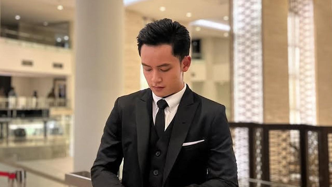 Potret Tampan dan Gagah Randy Martin Kondangan Pakai Setelan Jas, Gandeng Seorang Wanita Tapi Bukan Lyodra Ginting