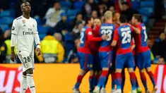 Penyerang Real Madrid, Vinicius Junior terlihat saat pemain  CSKA Moscow merayakan kemenangan mereka pada laga terakhir Grup G Liga Champions di Santiago Bernabeu, Rabu (12/12). Real Madrid secara mengejutkan dipecundangi CSKA Moscow 0-3. (AP/Paul White)