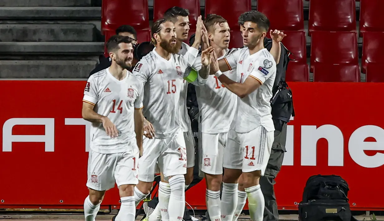 Para pemain Spanyol merayakan gol ke gawang Yunani yang dicetak striker Alvaro Morata (tengah) dalam laga Kualifikasi Piala Dunia 2022 Zona Eropa Grup B di Los Carmenes Stadium, Granada, Kamis (25/3/2021). Spanyol bermain imbang 1-1 dengan Yunani. (AP/Fermin Rodriguez)