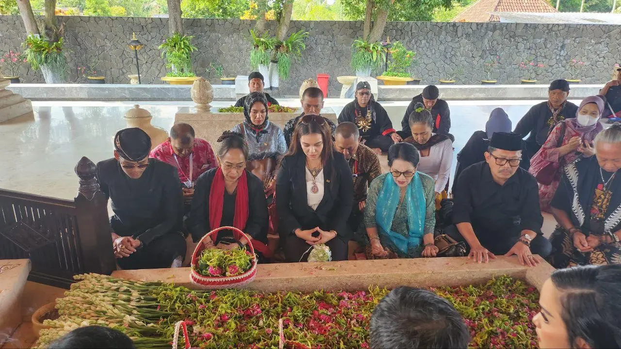Sukmawati dan Ketua umum/Pendiri Organisasi Garda Militan Nusantara Tengku Zanzabella menghadiri haul Bung Karno ke 53 di Blitar. (Istimewa)