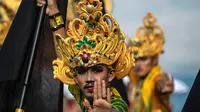 Penari tampil pada aksi tari kolosal Gandrung Sewu di Pantai Boom, Banyuwangi, 12 Oktober 2019. Aksi kolosal 1.350 penari gandrung dengan tema Panji-Panji Sunangkoro itu, dibalut dalam sendratari berkisah tentang perjuangan heroik rakyat Blambangan melawan kolonialisme Belanda. (Juni Kriswanto/AFP)