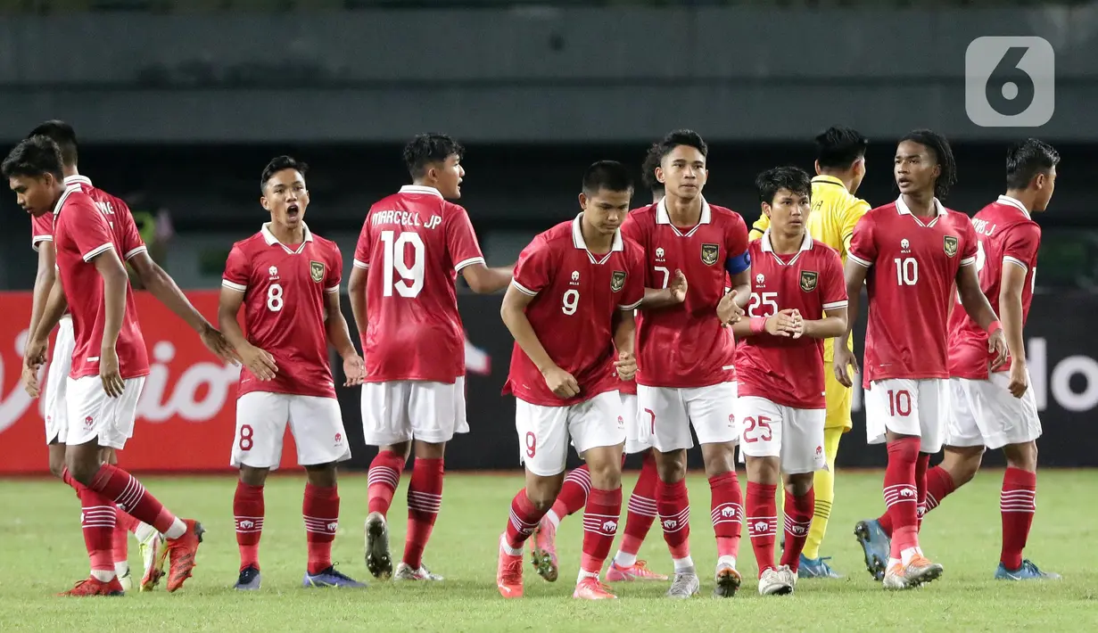 Pemain Timnas Indonesia U-19 bersiap menghadapi Brunei Darussalam U-19 pada laga lanjutan grup A Piala AFF U-19 2022 di Stadion Patriot Candrabhaga, Bekasi, Jawa Barat, Senin (4/7/2022). Timnas Indonesia U-19 langsung bermain menyerang dan unggul 7-0. (Liputan6.com/Helmi Fithriansyah)