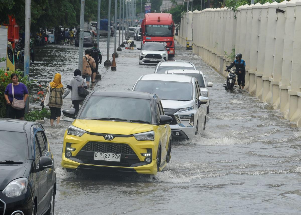 Mobil mewah mogok saat banjir rob di Muara Angke
