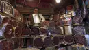 Pedagang menunggu pembeli menjelang bulan suci Ramadan di pasar kota tua Sanaa, Yaman, Sabtu (18/4/2020). Di tengah pandemi virus corona COVID-19, umat muslim di Yaman dilarang untuk menggelar buka puasa bersama hingga salat berjemaah di masjid. (Mohammed HUWAIS/AFP)