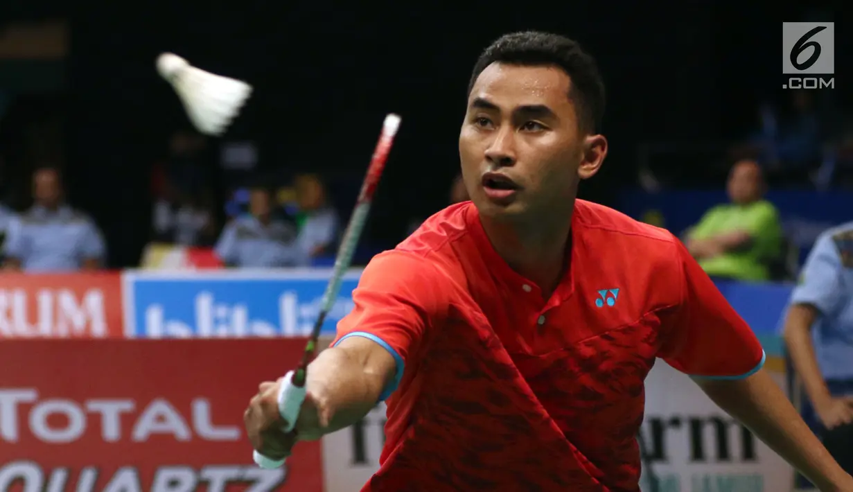 Tunggal Putra Indonesia, Tommy Sugiarto menahan serangan Lee Chong Wei (Malaysia) di putaran pertama Indonesia Open 2017, Jakarta, Rabu (14/6). Tommy kalah 21-13, 10-21, 18-21. (Liputan6.com/Helmi Fithriansyah)