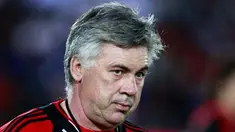 AC Milan's coach Carlo Ancelotti attends a training session in the Qatari capital of Doha on March 3, 2009. AFP PHOTO/KARIM JAAFAR