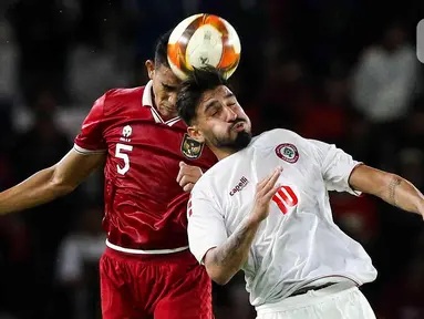 Pemain belakang timnas Indonesia U-22, Rizky Ridho Ramadhani (kiri) berebut bola atas dengan Mohammad Nasser (Lebanon) pada laga Internasional Friendly Match di Stadion Utama Gelora Bung Karno, Jakarta, Jumat (14/4/2023). (Liputan6.com/Herman Zakharia)