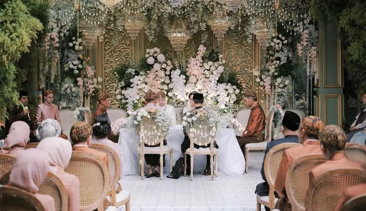 Sejak kemarin, Maudy Ayunda mengumumkan pernikahannya lewat foto-foto yang dibagikannya di akun Instagram pribadinya (@maudyayunda). Mulai dari foto-foto prewedding, hingga hari ini, ia membagikan foto dari acara akad nikah. Foto: Instagram.