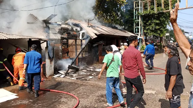 Lapo di Jembatan Panus, Depok Hangus Terbakar